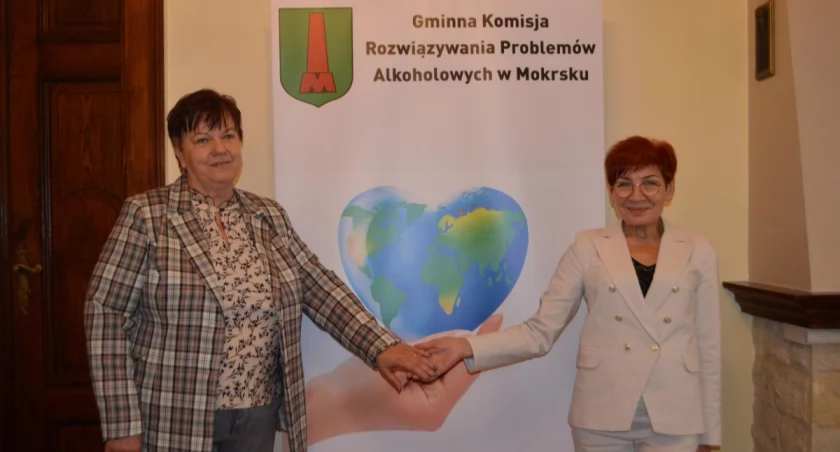 Inicjatorką działań związanych z wykorzystaniem bajek terapeutycznych jest Elżbieta Józefa Wyrembak (od prawej), przewodnicząca Gminnej Komisji Rozwiązywania Problemów Alkoholowych w Mokrsku/fot.: Ela Wodecka 