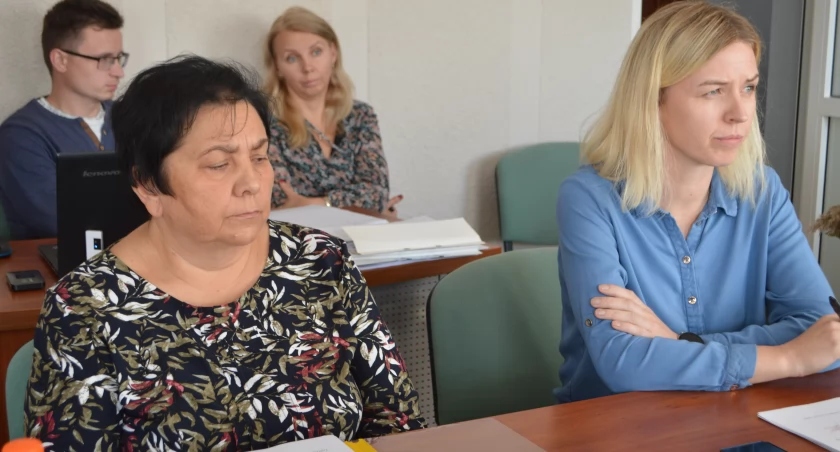 Projekt uchwały o stypendiach przedstawiła radnym na sesji sekretarz gminy Barbara Chrzanowska (pierwsza od prawej)/fot.: Ela Wodecka 