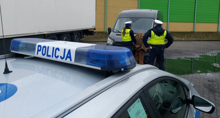 zdjęcie podczas zatrzymania kierującego skradzionym busem/fot.: arch. KPP w Wieruszowie 