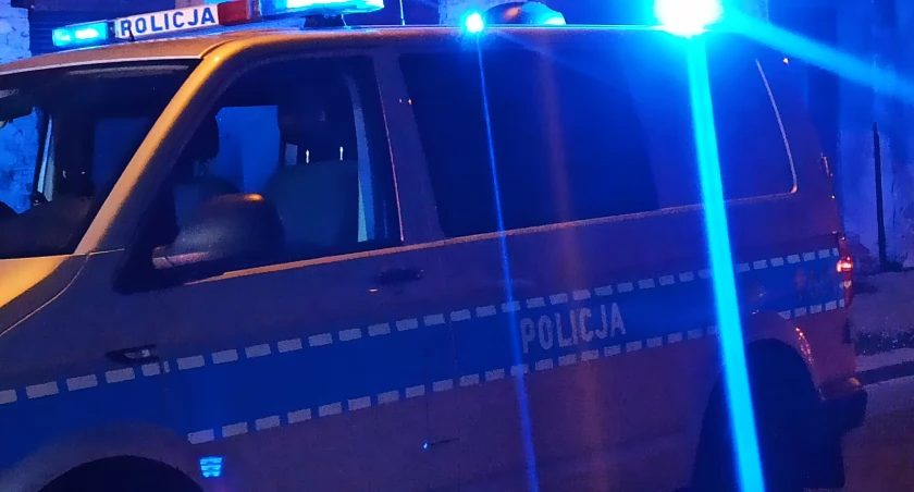 zdjęcie policyjnego radiowozu w nocy/fot.: Magdalena Lizurej