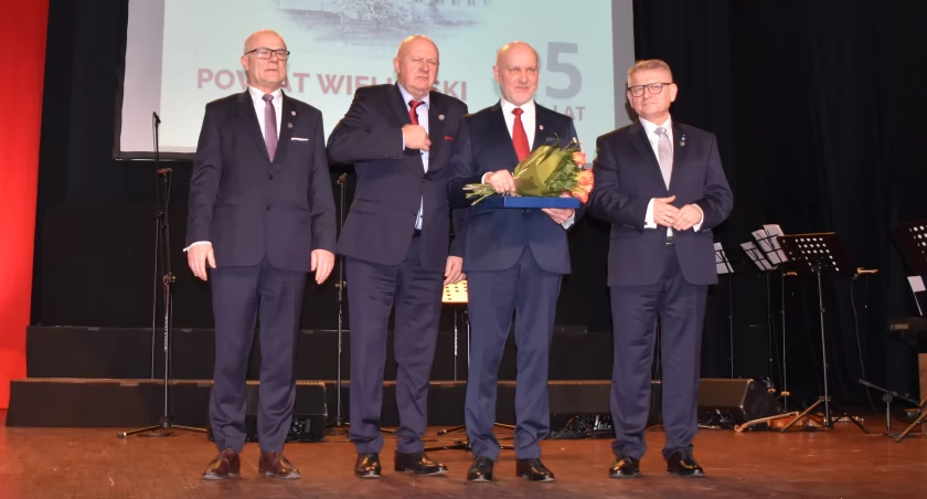 starosta wieluński Marek Kieler, były starosta Mieczysław Łuczak, przewodniczący rady powiatu Krzysztof Owczarek, były starosta Andrzej Stępień/fot.: Magdalena Lizurej