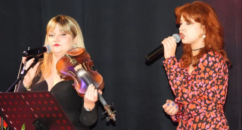 Na ożarowskiej scenie wystąpiły m. in. Jagoda Wojewódka (od lewej) i Maria Sułkowska/fot.: Dom Kultury w Ożarowie  