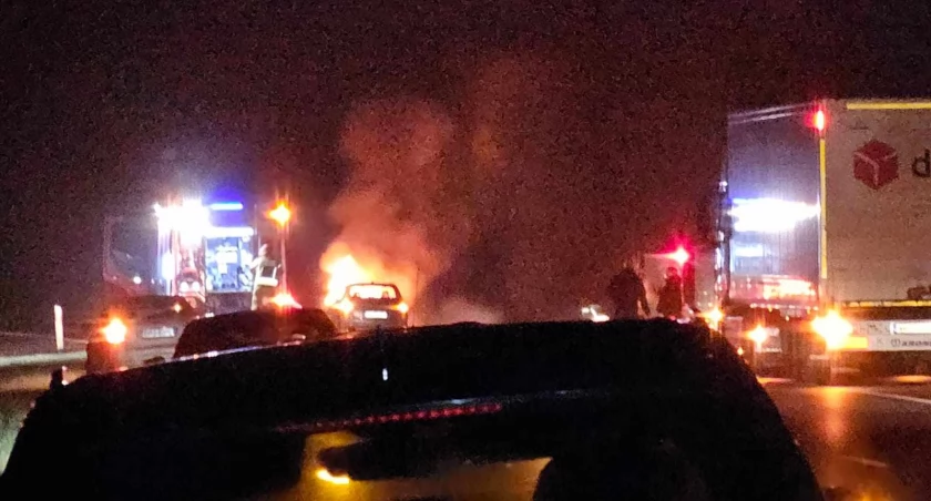 zdjęcie samochodów stojących na S8 i pożaru w tle/fot.: arch. czytelnika