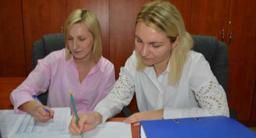 Usługi asystenta osobistego to kolejna propozycja Gminnego Ośrodka Pomocy Społecznej w Pątnowie. Na zdjęciu: (od lewej) Michalina Osadnik i Marlena Jarząb/fot.: Ela Wodecka 