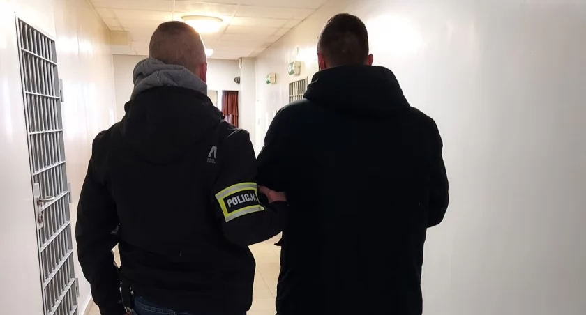 Na zdjęciu moment zatrzymania mężczyzny / Fot. KPP Sieradz 