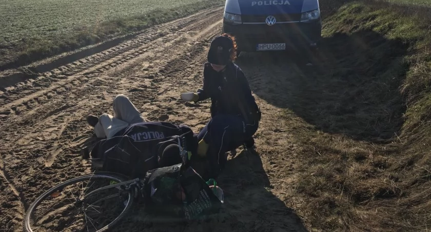 Na zdjęciu miejsce, gdzie znaleziono mężczyznę. Udzielono mu tam pierwszej pomocy / Fot. KPP Kępno