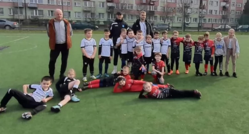 Na zdjęciu Żaki LKS - u Wierzchlas i WKS - u Wieluń fot. Łukasz Płuciennik 