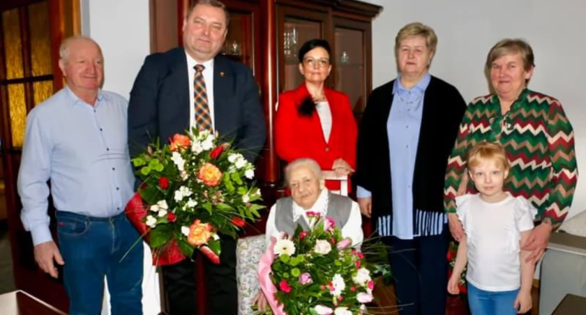 zdjęcie Józefy Szewczyk w otoczeniu rodziny i przedstawicieli samorządu/fot.: arch. UM w Działoszynie