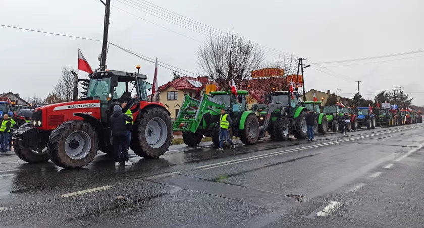 zdjęcie traktorów podczas protestu  w Osjakowie/fot.: Magdalena Lizurej 