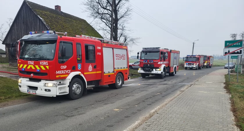 zdjęcie wozów straży pożarnej podczas akcji w Przywozie/fot.: arch. OSP Wierzchlas