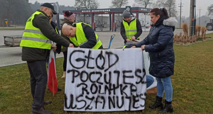 zdjęcie rolników w Osjakowie podczas wieszania banera/fot.: Magdalena Lizurej 