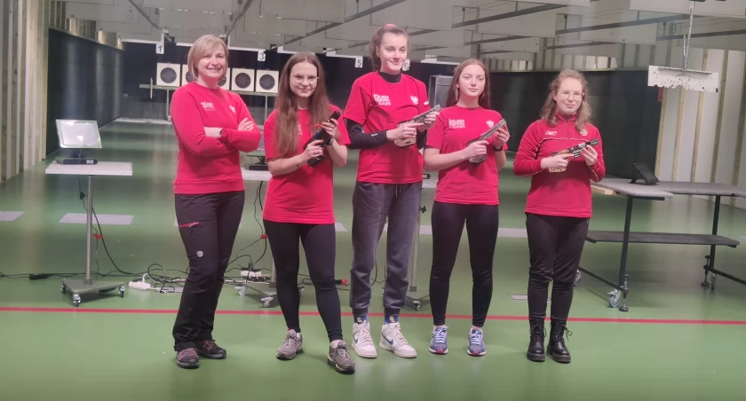 Na zdjęciu juniorki kadry narodowej w strzelectwie wraz z trenerką fot. Łukasz Płuciennik 