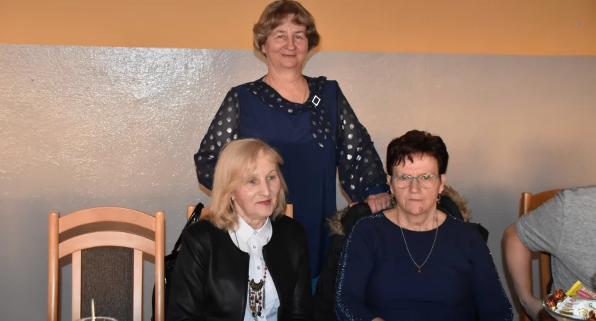 zdjęcie sołtyski Kamyka i mieszkanek podczas Dnia Kobiet/fot.: Magdalena Lizurej