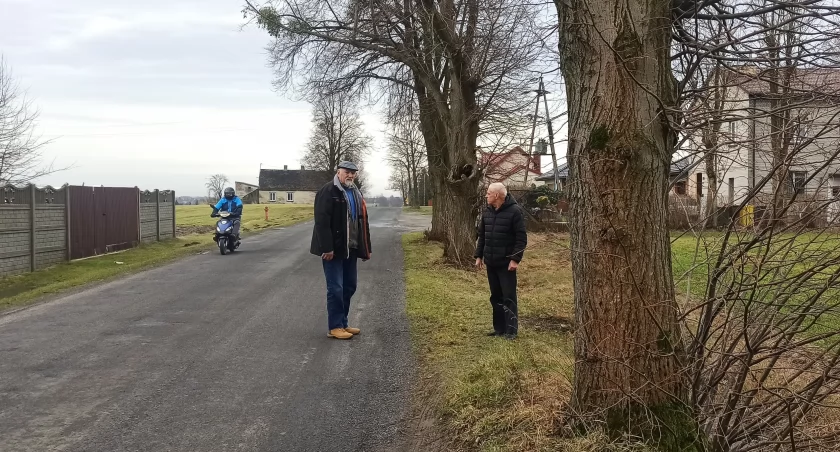 zdjęcie sołtysa i radnego na drodze obok szkoły/fot.: Magdalena Lizurej