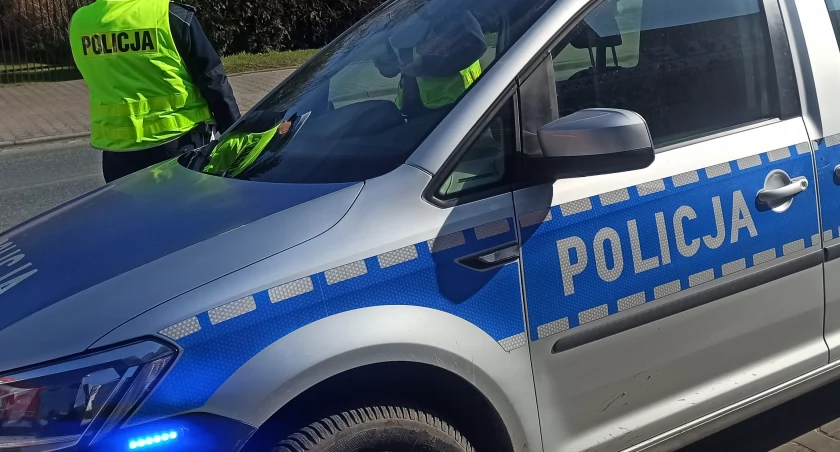 zdjęcie policyjnego wozu i funkcjonariuszy obok/fotografia poglądowa/fot.: Magdalena Liurej