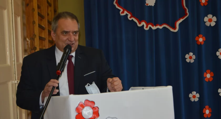 Wójt Zbigniew Dąbrowski chce, aby nowe oświetlenie, było jak najnowocześniejsze/fot.: Ela Wodecka 
