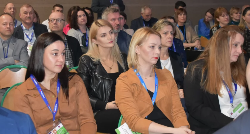 zdjęcie uczestników Pajęczańskiego Forum Współpracy Biznesowej/fot.: Magdalena Lizurej 