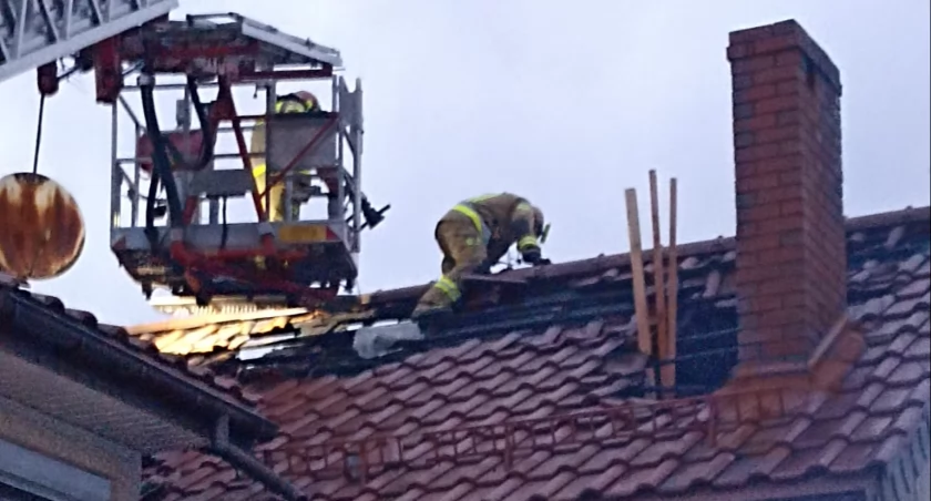 zdjęcie strażaka na dachu/fot.: arch. KP PSP w Wieluniu 