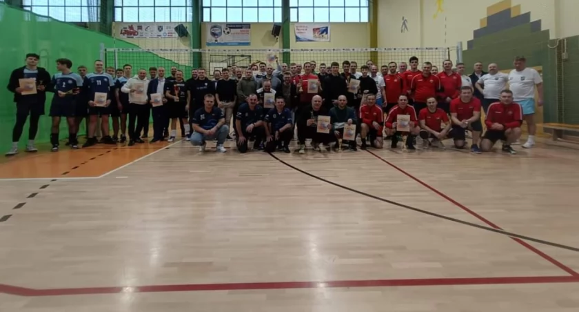 Na zdjęciu uczestnicy Amatorskiego Turnieju Piłki Siatkowej rozegranego w Pajęcznie. fot. MOSiR Pajęczno.