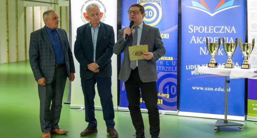 Na zdjęciu członkowie klubu podczas zebrania fot. Obiektywni w Sulmierzycach.