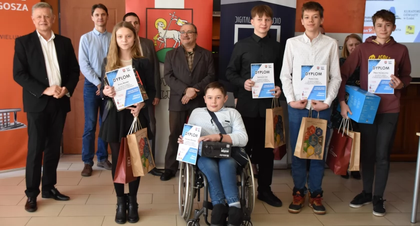 zdjęcie laureatów X Konkursu Informatycznego, przedstawicieli ZS nr 2 oraz Politechniki Łódzkiej/fot.: Magdalena Lizurej