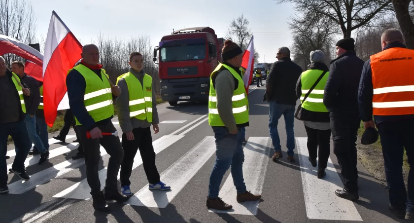 zdjęcie rolników, protestujących w Dzietrznikach /fot.: Magdalena Lizurej