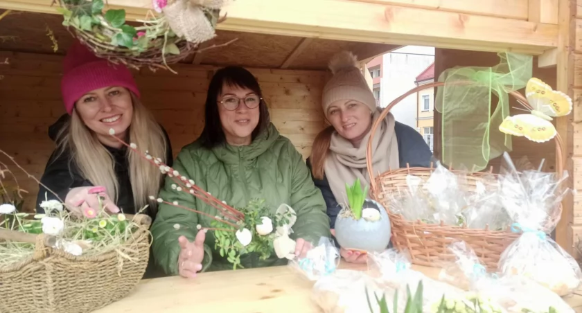zdjęcie nauczycielek ZSS w Wieluniu podczas jarmarku/fot.: Magdalena Lizurej