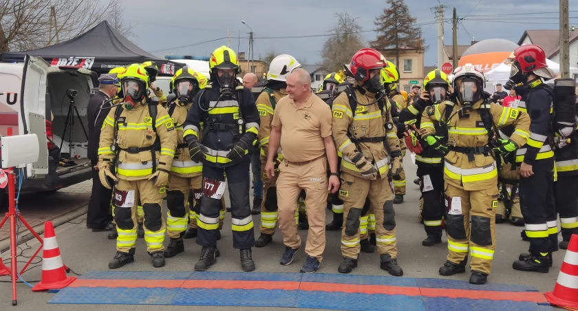  Na zdjęciu strażacy w pełnym umundurowaniu NOMEX. fot. Łukasz Płuciennik.