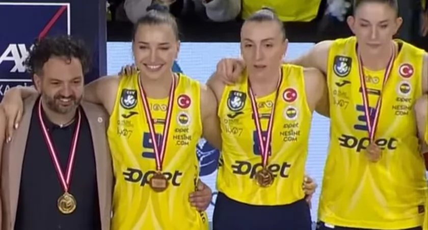 Na zdjęciu Magdalena Stysiak ( pierwsza od prawej ) wraz z zespołem i trenerem Stefano Lavarinim. fot. Fenerbahce 