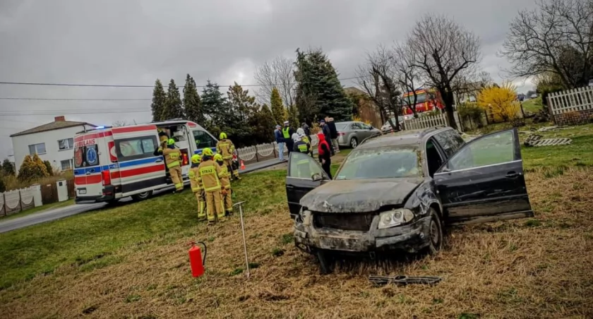 Na zdjęciu Volkswagen Passat, który podczas manewru wyprzedzania wypadł z drogi. fot. OSP Praszka.