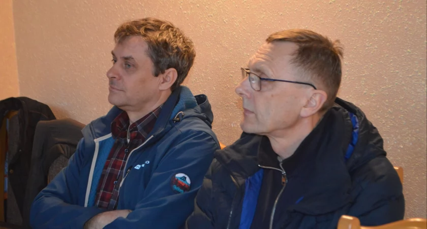Na zdjęciu: członkowie Stowarzyszenia Miłośników Ziemi Skomlińskiej Zbigniew Matys(od lewej) i Jarosław Preś/fot.: Ela Wodecka 