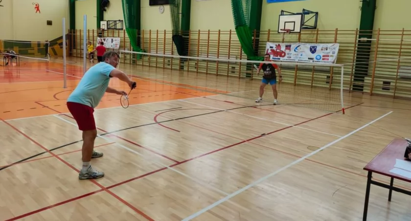 Na zdjęciu uczestnicy rywalizacji w badmintona podczas meczu. fot. MOSiR Pajęczno.