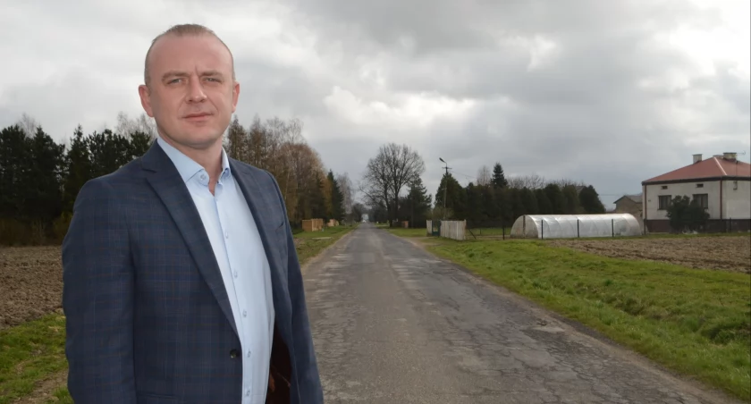 Stan drogi biegnącej przez Kolonię Raczyn jest zły. Kierownik Bartłomiej Panek (na zdjęciu) ma nadzieję, że już wkrótce się to zmieni/fot.: Ela Wodecka 