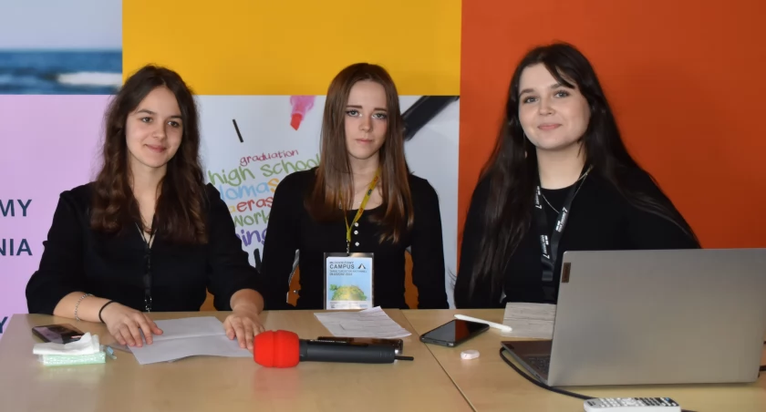 zdjęcie uczennic ZS nr 2 podczas prezentacji/fot.: Magdalena Lizurej