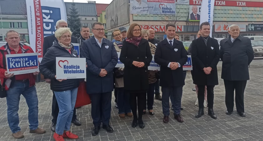 zdjęcie uczestników konferencji Koalicji Wieluńskiej i Anity Sowińskiej/fot.: Magdalena Lizurej