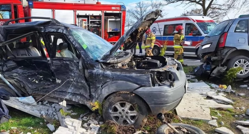 zdjęcie uszkodzonych podczas wypadku samochodów/fot.: arch. KPP w Pajęcznie 