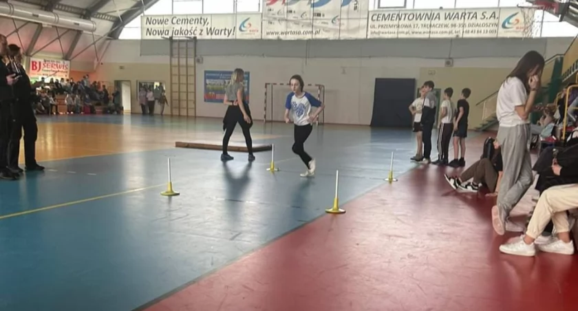 Podczas wydarzenia na hali sportowej w Działoszynie odbył się między innymi test sprawności. fot. KPP Pajęczno.