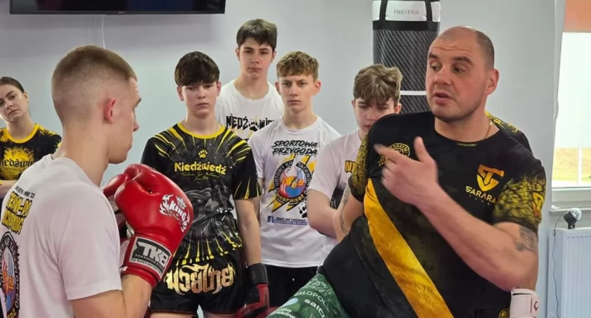 Na zdjęciu zawodnicy klubu uczestniczący w seminarium z Tomaszem Sararą ( po prawej ) fot. Taekwon-do SKT.Niedźwiedź 