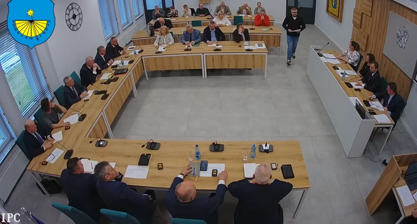 zdjęcie stop klatka z transmisji obrad rady gminy Pątnów