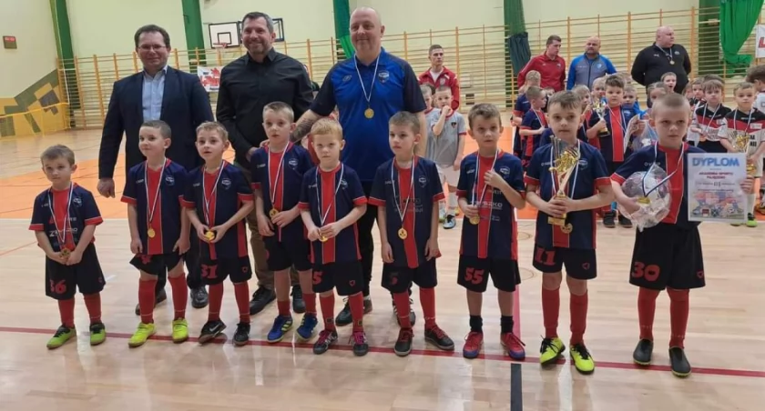 Na zdjęciu zawodnicy AS Pajęczno podczas turnieju rocznika 2017 i młodsi wraz z: od lewej starostą powiatu pajęczańskiego Zbigniewem Gajęckim, burmistrzem Pajęczna Piotrem Mielczarkiem oraz trenerem Akademii Michałem Zawadzkim. fot. AS Pajęczno.
