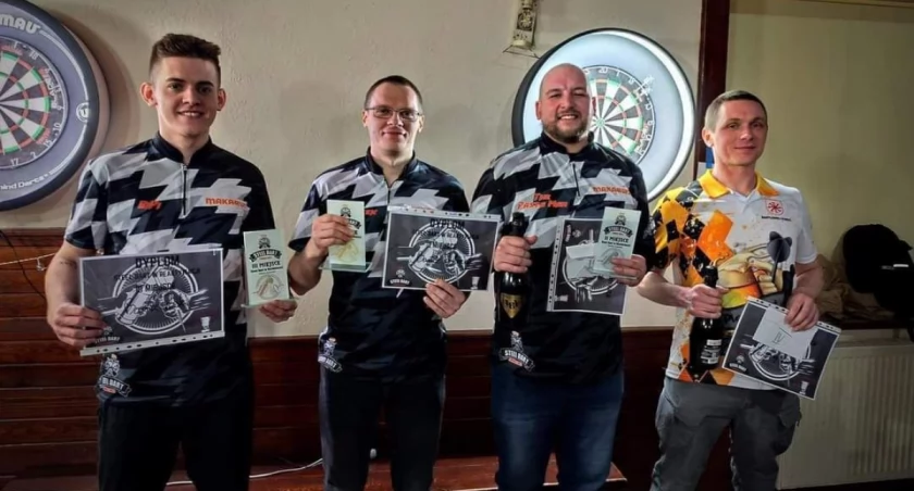 Na zdjęciu od lewej: wielunianin Bartosz Płuska, Bartosz Sobczak ( zwycięzca turnieju ), Michał Pękalski, Bartłomiej Kundys.fot. Steel Dart Zduńska Wola.