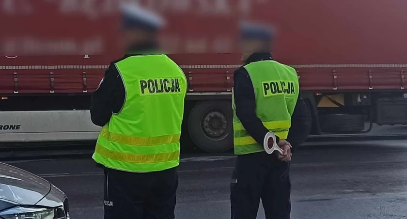 zdjęcie policjantów podczas pracy/fot.: Magdalena Lizurej