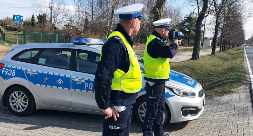 zdjęcie policjantów z radarem/fot.: arch. KPP w Pajęcznie