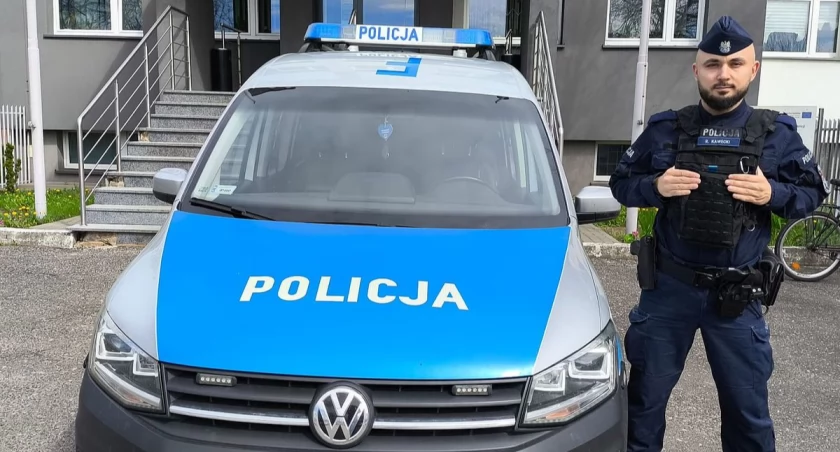 Na zdjęciu posterunkowy Rafał Kawecki z KPP w Sieradzu, który udzielił pomocy poszkodowanemu w wypadku mężczyźnie / Fot. KPP Sieradz