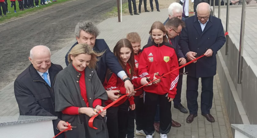zdjęcie podczas przecinania wstęgi budynku przy boisku w Ostrówku/fot.: Magdalena Lizurej