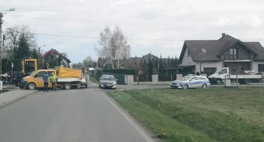 zdjęcie samochodów, biorących udział w kolizji w Stawie/fot.: arch. czytelnik