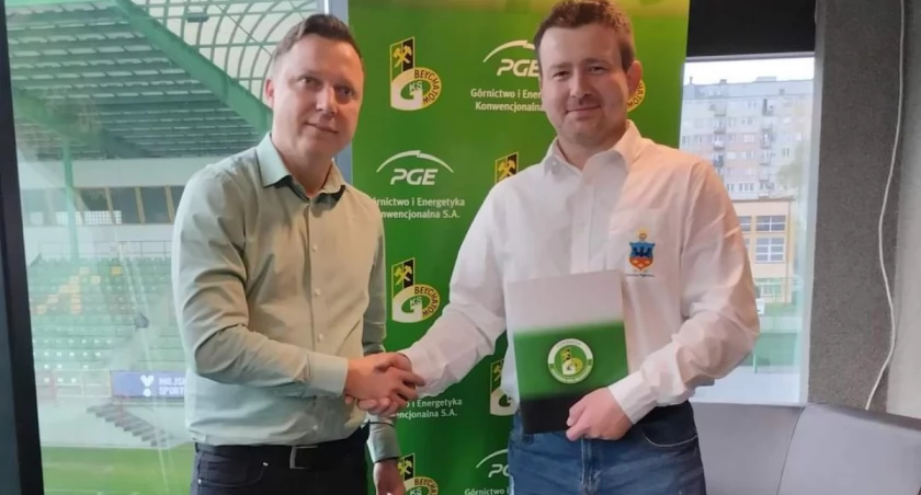 Na zdjęciu prezes Akademii GKS - u Bełchatów Szymon Serwa oraz prezes Zawiszy Pajęczno Michał Sojda. fot. Zawisza Pajęczno.