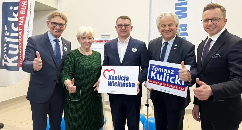 Na zdjęciu od lewej: poseł Krzysztof Habura, wojewoda łódzki Dorota Ryl, kandydat na burmistrza Wielunia Tomasz Kulicki, były minister Cezary Grabarczyk i poseł Dariusz Joński / fot.: Sławomir Rajch
