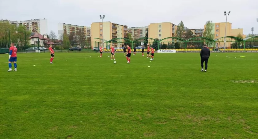 Na zdjęciu zawodnicy WKS - u 1957 Wieluń przed meczem z GKS - em Bełchatów fot. WKS 1957 Wieluń 