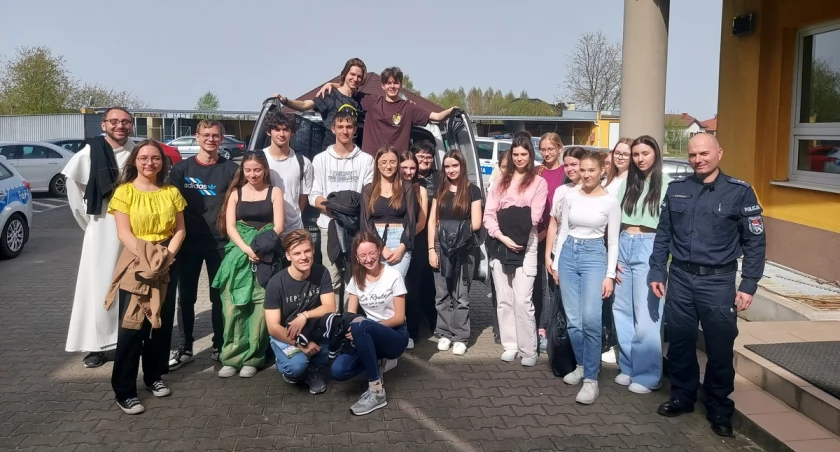 Na zdjęciu uczestnicy poniedziałkowego spotkania w wieruszowskiej komendzie / Fot. KPP Wieruszów